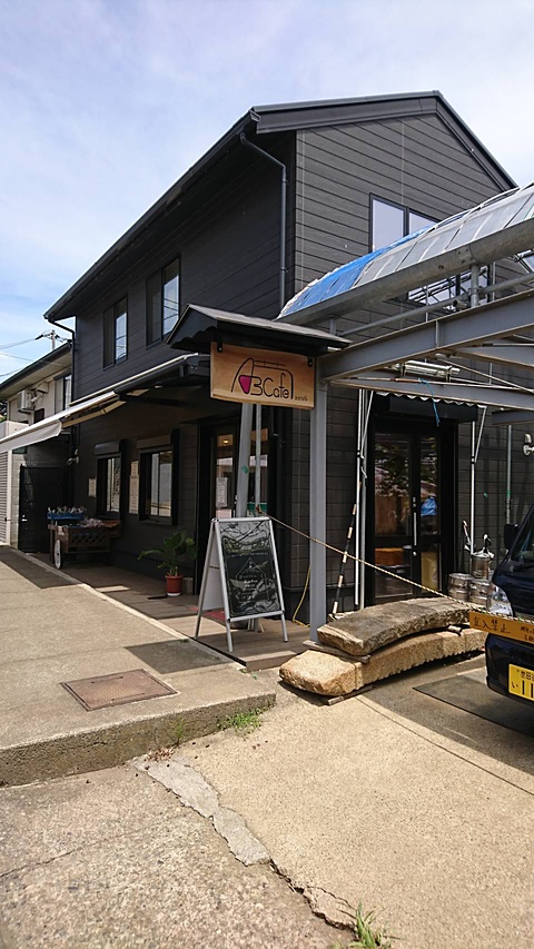 カフェに隣接している「木村ぶどう園」が経営している住宅街の隠れ家的なおしゃれな店舗です！